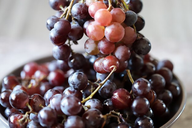 Raisins frais mûrs dans un bol