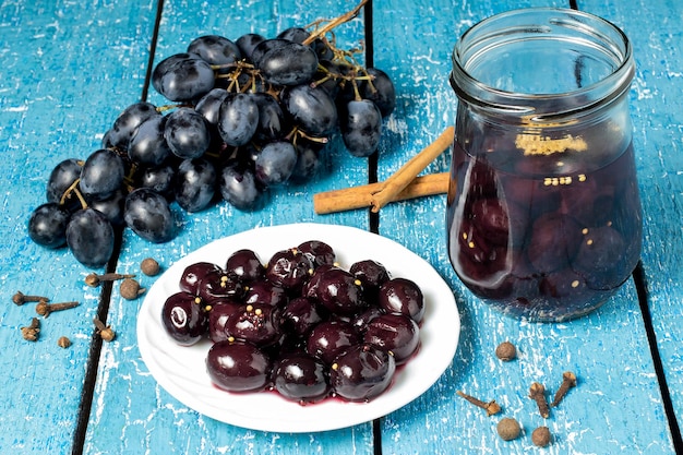 Photo raisins frais et raisins marinés aux épices