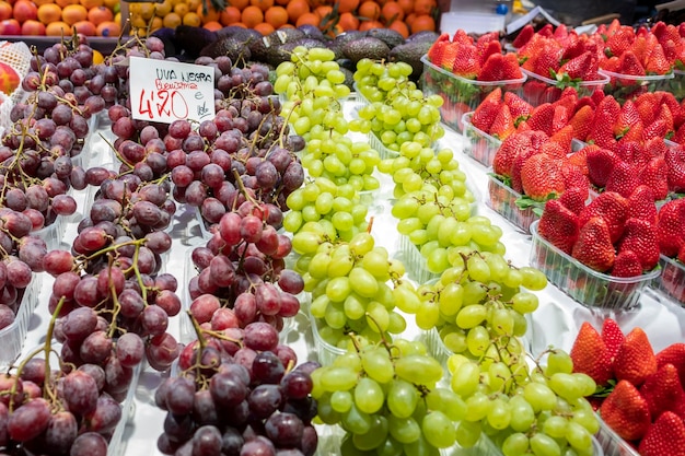 Raisins et fraises au marché