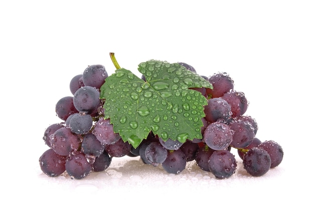 Raisins avec goutte d'eau isolé sur fond blanc