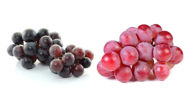 raisins isolés sur un fond blanc