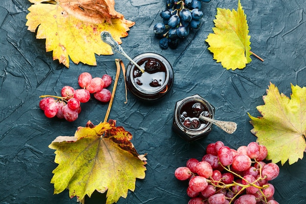 Raisins mûrs et confiture de raisin maison