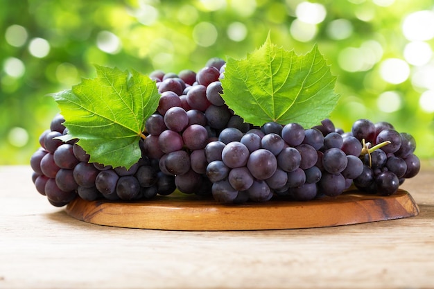 Raisins mûrs frais sur une planche de bois