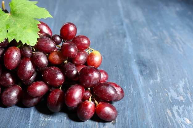 Raisins mûrs frais sur table en bois