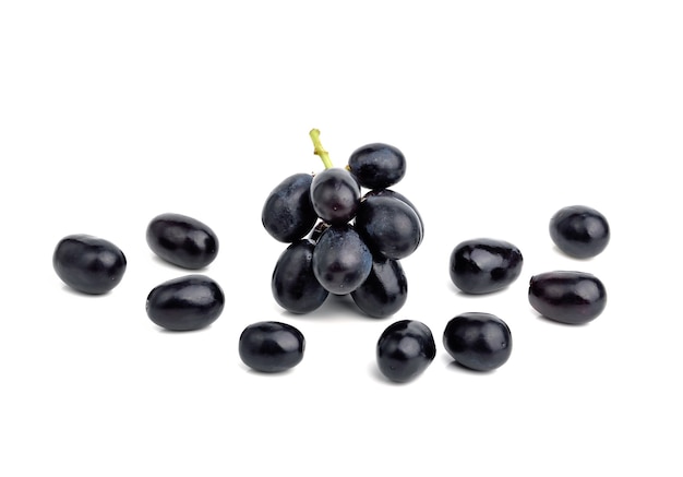Photo raisins noirs sur blanc