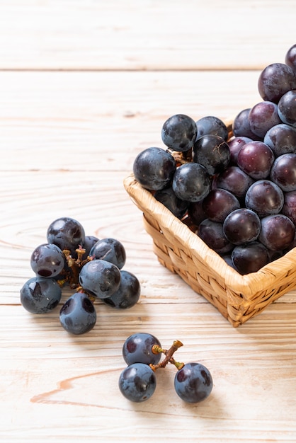 raisins noirs frais sur table blanche