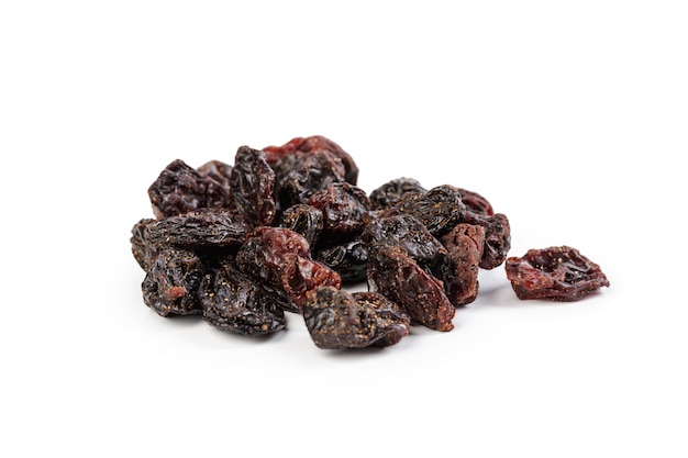 Raisins noirs isoaltés sur blanc