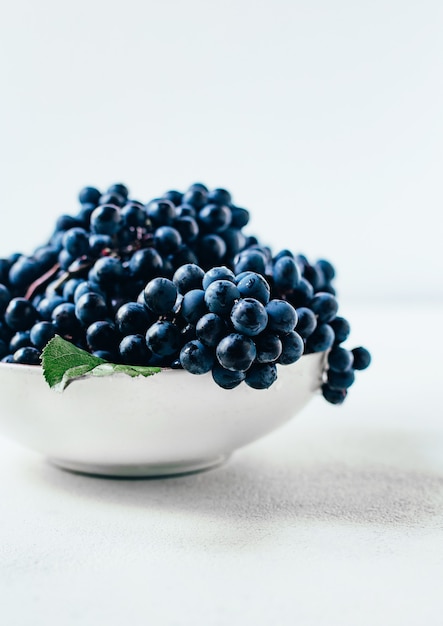 raisins noirs sur un mur léger