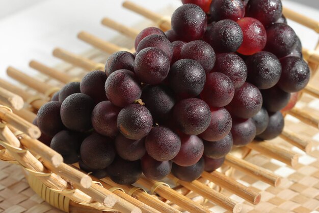 Raisins sur panier en osier