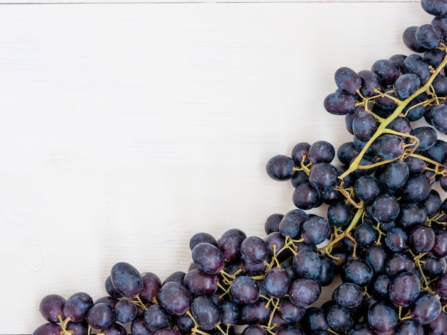 Raisins pourpres sur table en bois