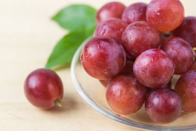 raisins ronds pourpres sur la vieille table en bois