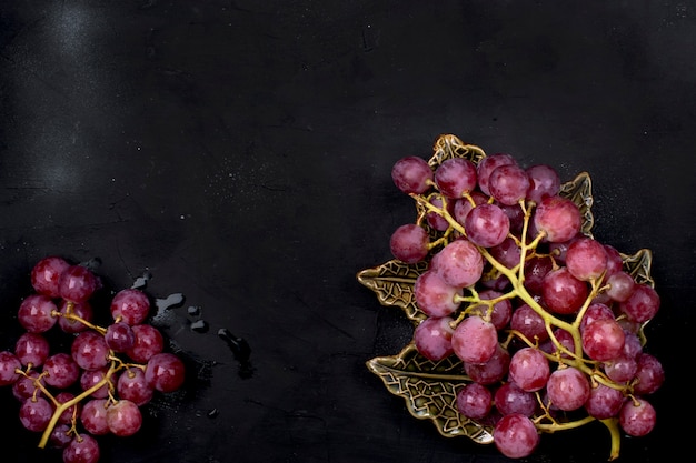 raisins roses sur fond noir