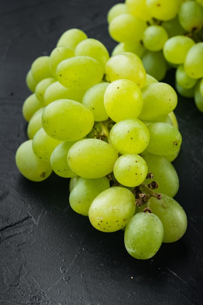 Raisins rouges et blancs fruits verts sur fond de pierre noire