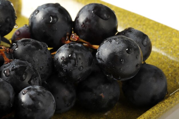 Raisins rouges foncés frais se bouchent