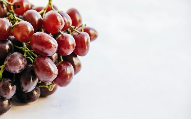 Raisins rouges sur fond blanc