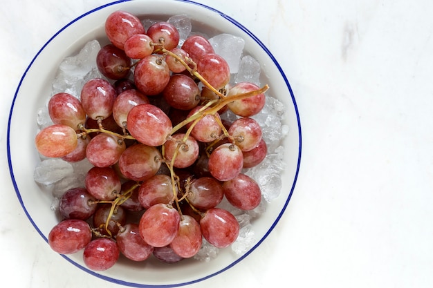 Raisins rouges frais en saison