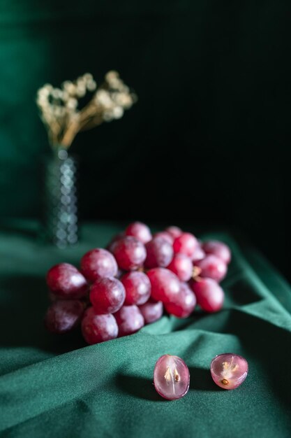 Photo raisins rouges frais sur une toile verte