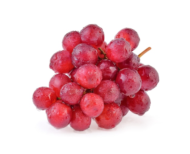 Raisins rouges avec goutte d'eau isolé sur fond blanc.