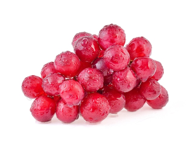 Raisins rouges avec goutte d'eau isolé sur fond blanc.