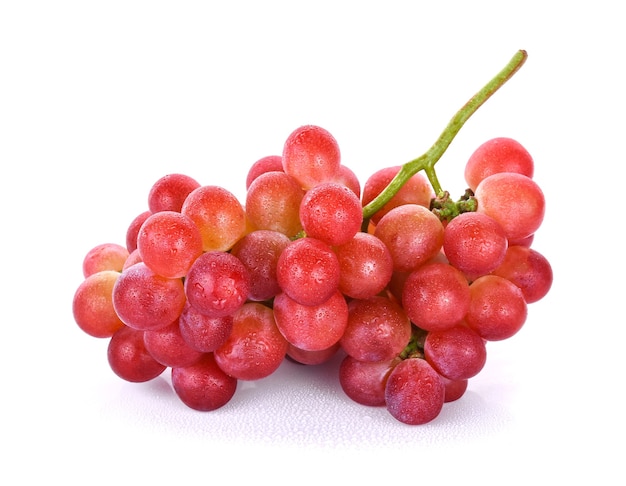 Raisins rouges avec des gouttes d'eau isolés sur fond blanc