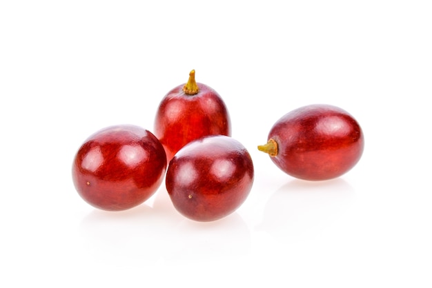 Raisins rouges isolés sur espace blanc