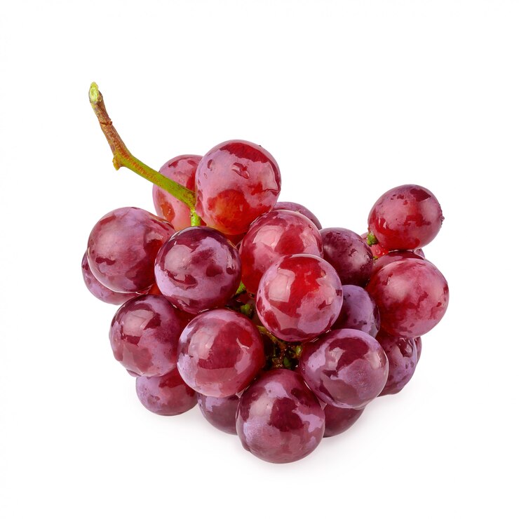 Photo raisins rouges isolés sur fond blanc