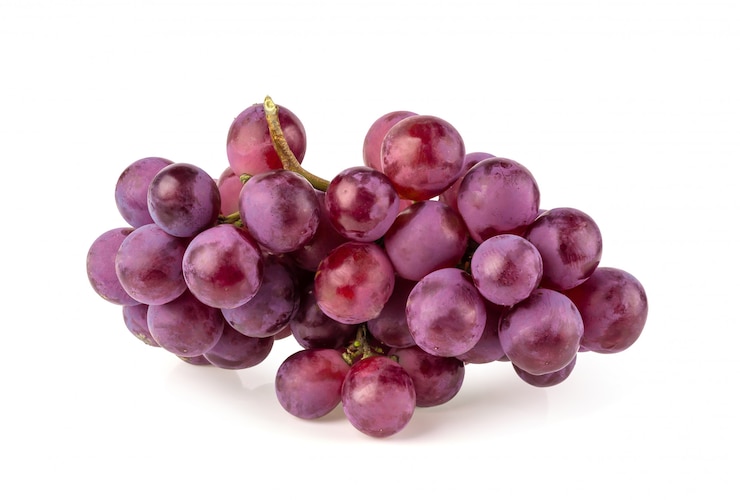 Photo raisins rouges isolés sur fond blanc