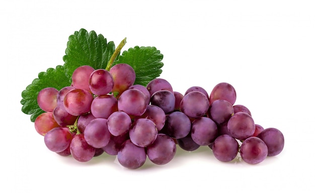 Raisins rouges isolés sur fond blanc