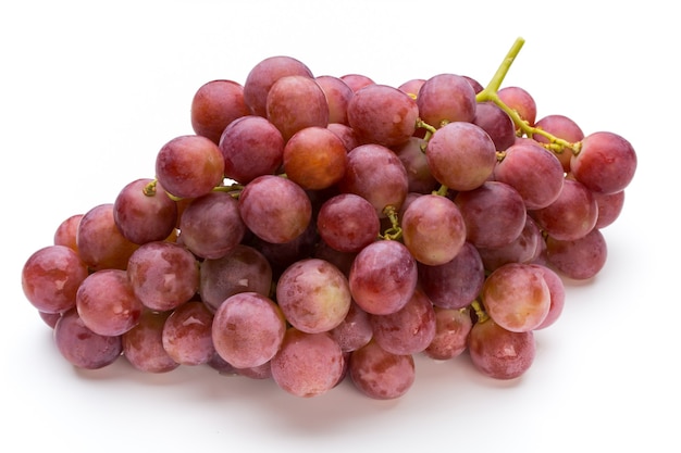 Raisins rouges mûrs sur surface blanche