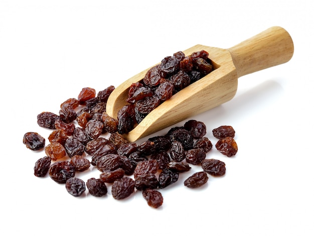 Raisins secs sur blanc.