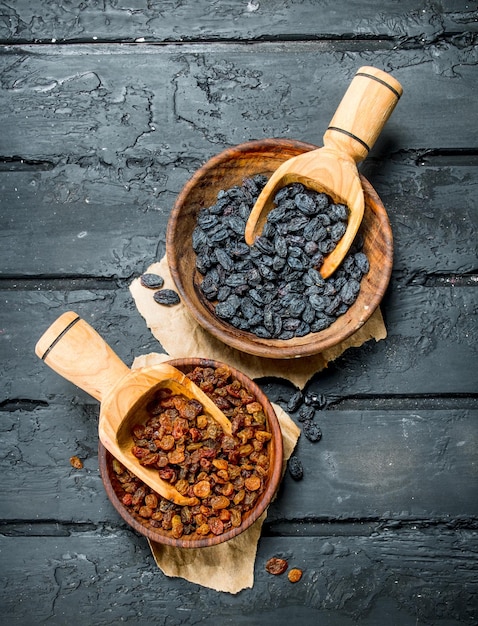 Raisins secs dans un bol avec une cuillère