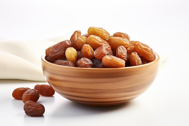 raisins secs dans un bol en gros plan sur un fond blanc