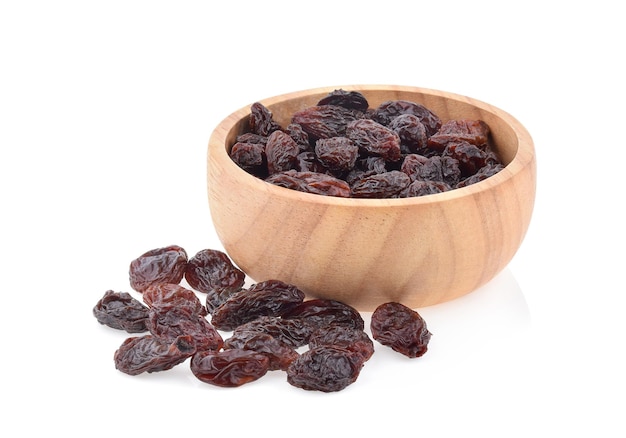 Raisins secs dans un bol isolé sur fond blanc