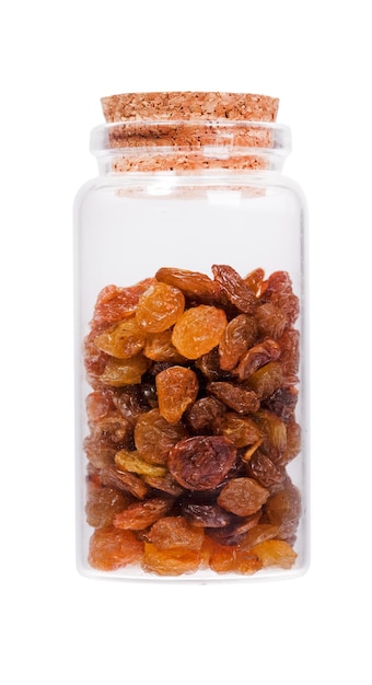 Raisins secs dans une bouteille en verre avec bouchon en liège isolé sur blanc