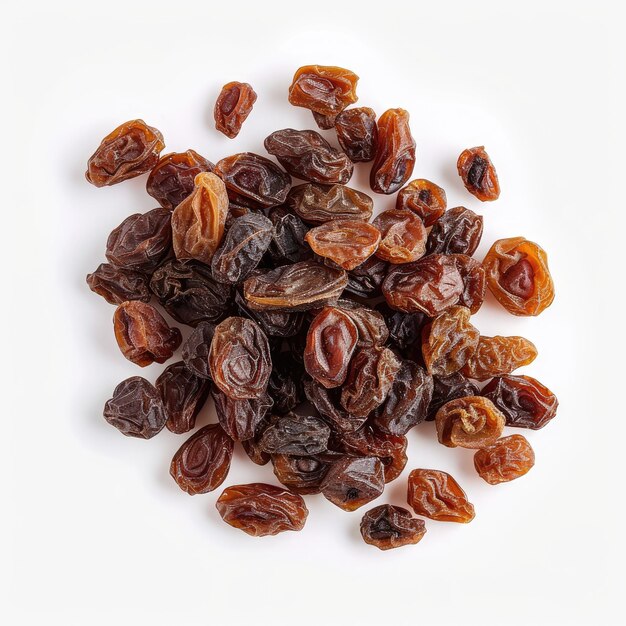 Des raisins secs empilés sur un fond blanc