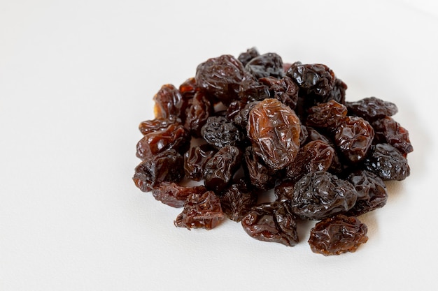 Raisins secs sur fond blanc