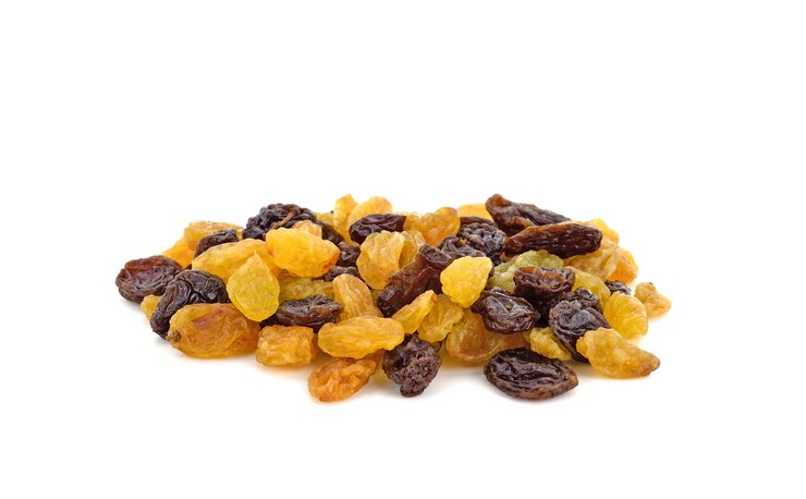 Raisins secs sur fond blanc
