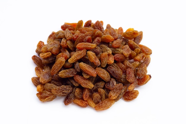 Raisins secs sur fond blanc