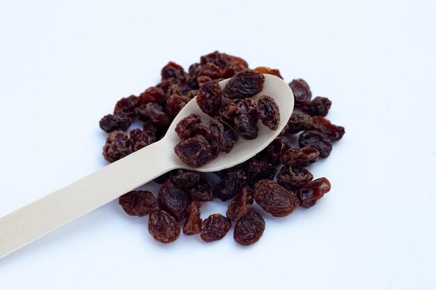 Raisins secs sur fond blanc