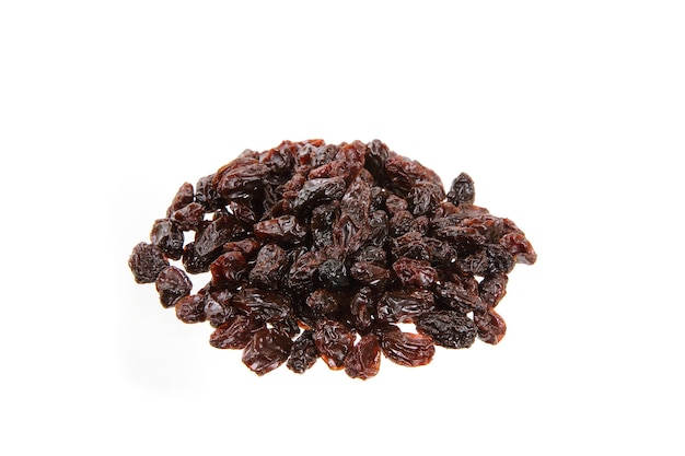 Raisins secs sur fond blanc