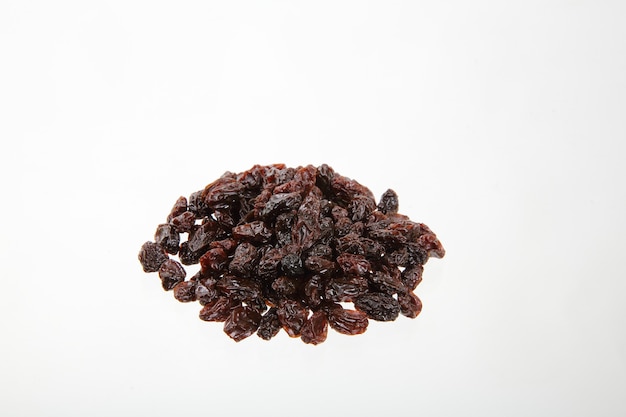 Raisins secs sur fond blanc