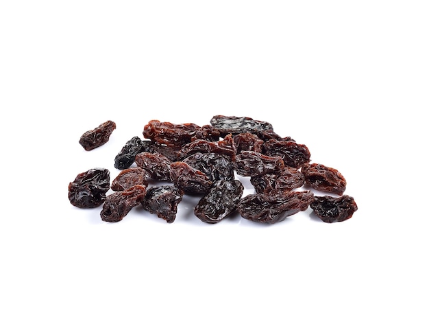 Photo raisins secs sur fond blanc