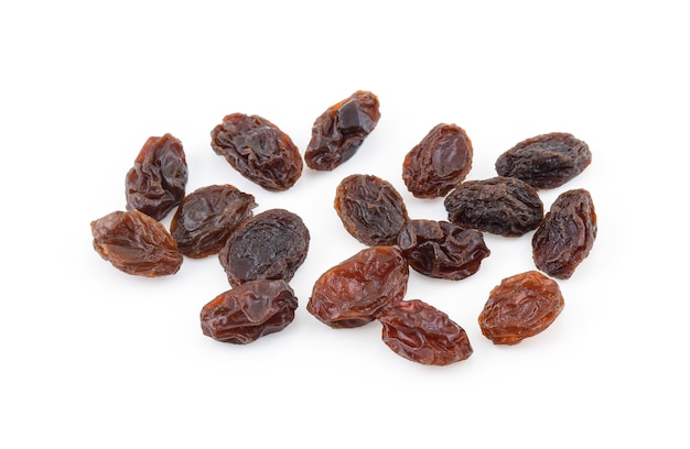 Raisins secs isolés sur blanc