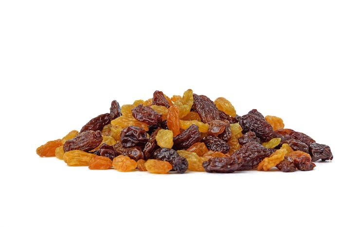 Raisins secs isolés sur espace blanc