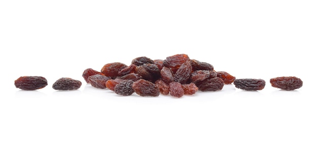 Raisins secs isolés sur fond blanc