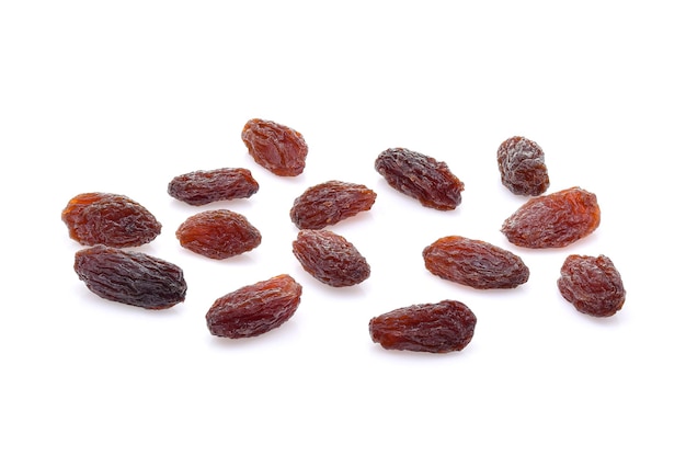 Raisins secs isolés sur fond blanc