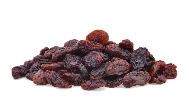 Raisins secs isolés sur fond blanc