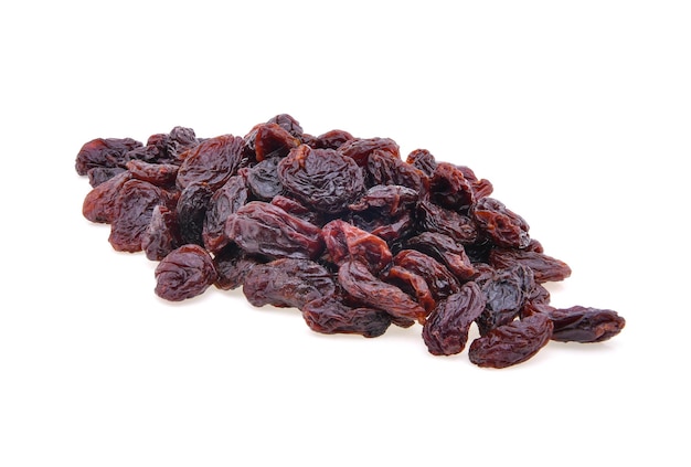 Raisins secs isolés sur fond blanc