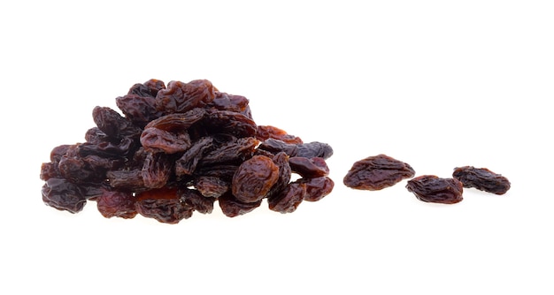 Raisins secs isolés sur fond blanc