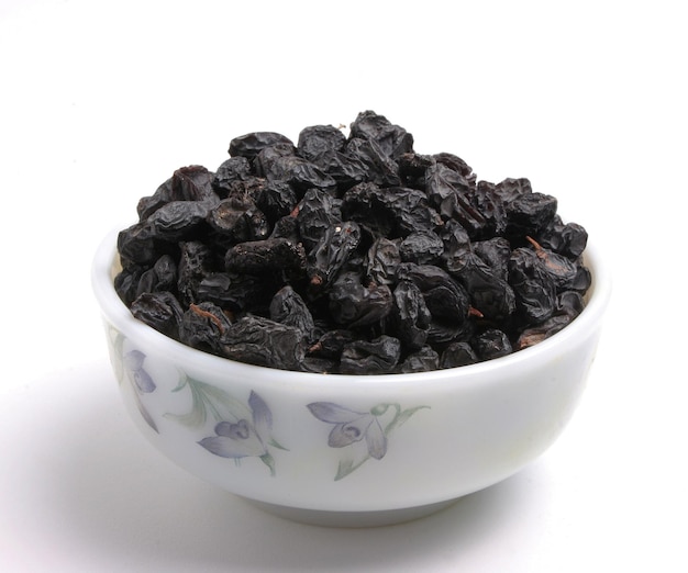 Raisins secs isolés sur fond blanc.